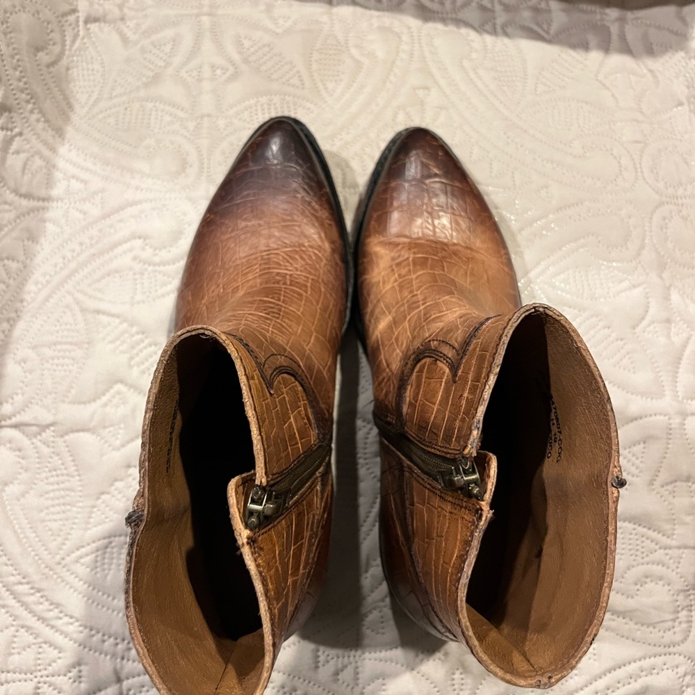 FRYE AND CO. Brown Leather Ankle Booties